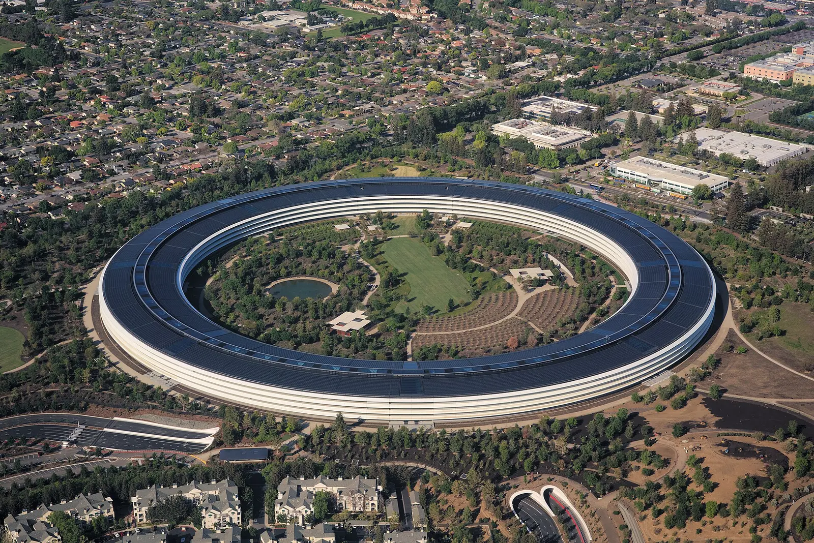 Aerial photograph of Apple Park, Apple Inc.'s ring-shaped corporate headquarters in Cupertino, California