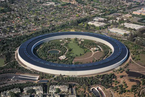 Aerial photograph of Apple Park, Apple Inc.'s ring-shaped corporate headquarters in Cupertino, California
