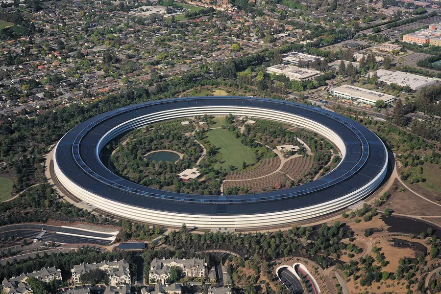 Aerial photograph of Apple Park, Apple Inc.'s ring-shaped corporate headquarters in Cupertino, California