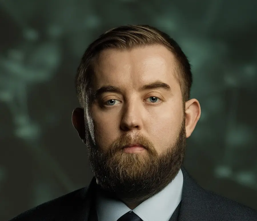 Portrait of Sergey Nazarov, co-founder of Chainlink, wearing a Chainlink hexagon lapel pin