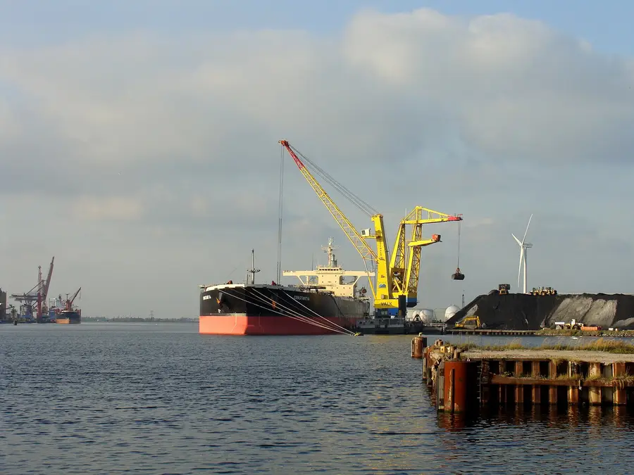 Bulk carrier Constantia beside a coal stockpile at Amsterdam's Amerikahaven