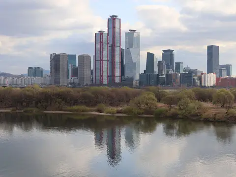 Yeouido financial district skyline in Seoul reflected in the Han River